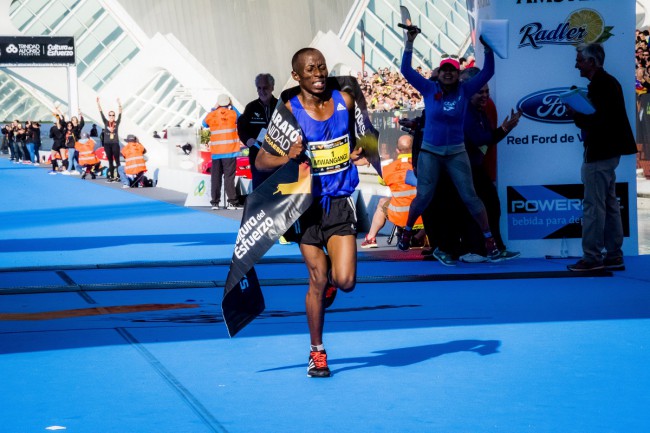 Maraton-Valencia-John-Mwangangi-ganador