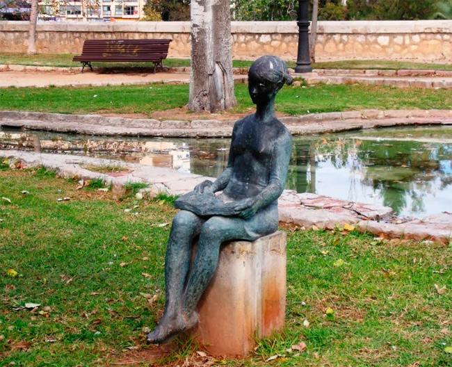 la-nina-de-las-coletas-alameditas-de-serranos