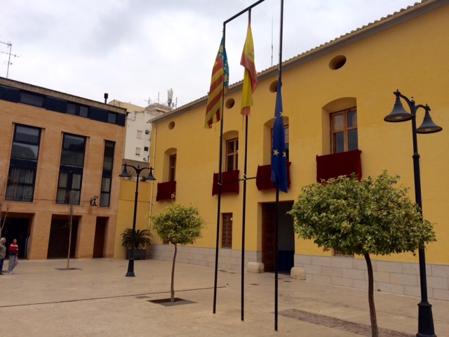 Catarroja. bandera UE a media asta. Crisis refugiados