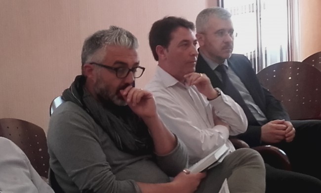 mesa trabajo finca amarilla compromís