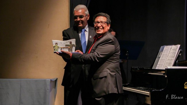 el-president-de-lamistat-cristobal-mora-entrega-el-premi-a-victor-mendoza-1-10-16