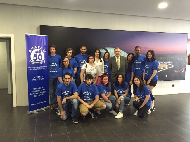 con-los-voluntarios-50aniversario
