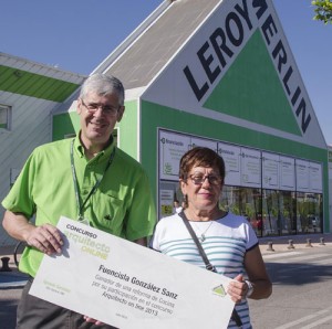 José Chirivella, director de la tienda Leroy Merlin de Bonaire, entrega el premio a Fuencisla González Sanz