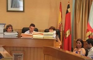 Imagen del Pleno de hoy, con Agustí tras la montaña de informes que ha presentado.