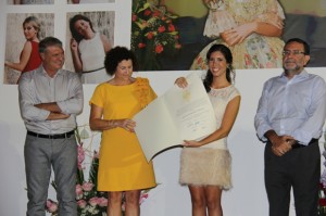 Beatriz Fernández Olivares recibe el pergamino de su demanà como Fallera Major de Torrent 2014