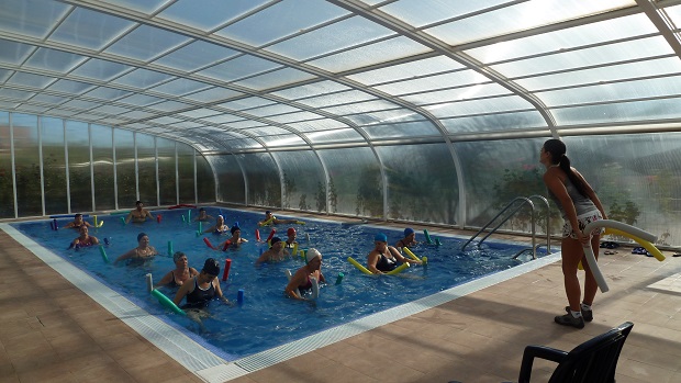 Más de 1.200 personas se inscriben en los cursos de la piscina cubierta de Rafelbunyol
