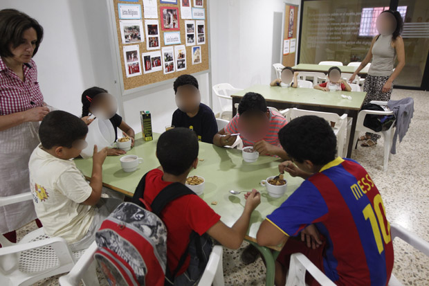 Una parroquia de Silla ofrece desayuno diario a 45 niños de familias sin recursos