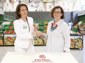 Amparo Bondia entrega a María de la Concepción Guillén la tarjeta por valor de 22.000 kilos de alimentos