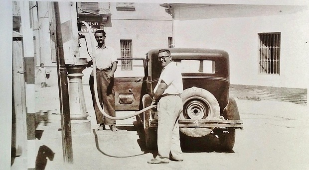 Torrent. Gasolinera que existía entre las calles Gómez Ferrer y de Valencia. Año 1955.