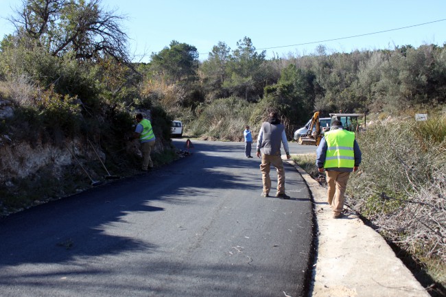 Miembros de la Brigada Municipal de Picassent realizan trabajos de limpieza de caminos