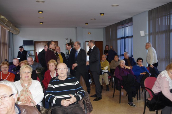 El conseller Moragues enseña a jugar al bingo a los jubilados de Xirivella