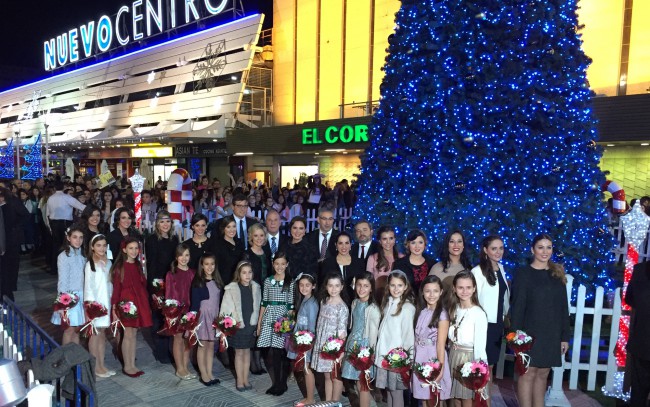 Las Falleras Mayores y sus Cortes de Honor, en la Inauguración de la iluminación navideña de Nuevo Centro.