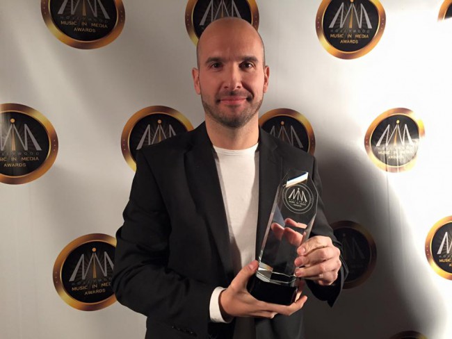josué vergara con el hollywood music in media awards