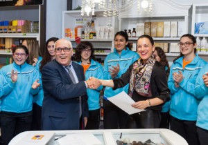 Firma convenio Handbol Mislata y Herboristeria Navarro