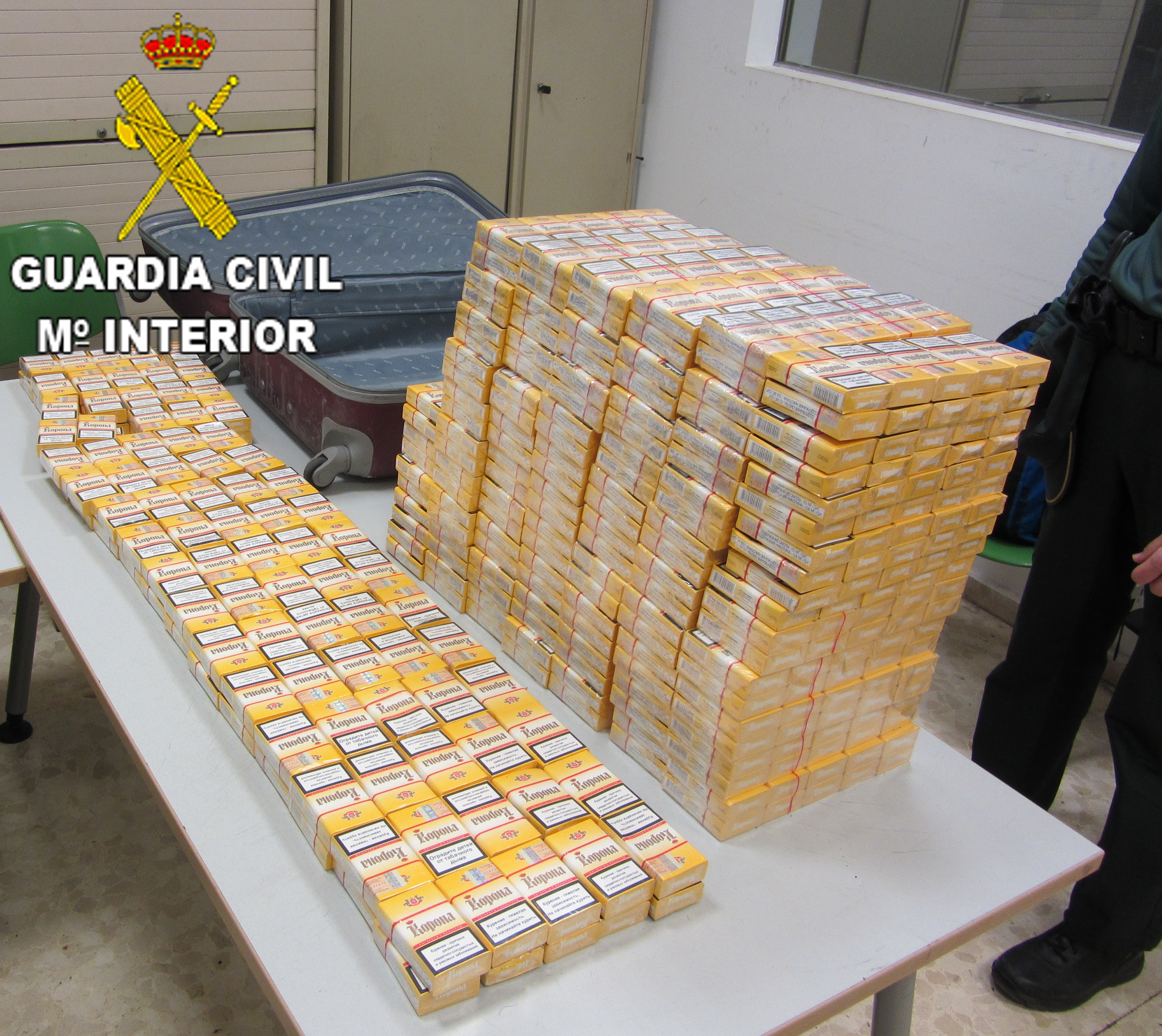Guardia Civil. Contrabando tabaco. aeropuerto de Manises