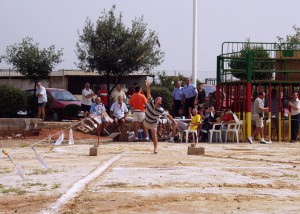 lanzamiento de azada
