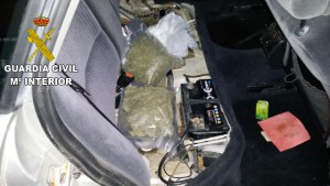 Puçol Guardia Civil marihuana bajos asiento trasero