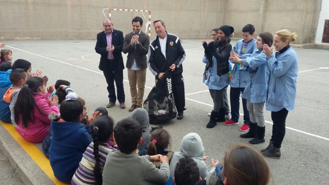 El Valencia CF dona 6 balones para los menores del comedor escolar de fin de semana de Paterna