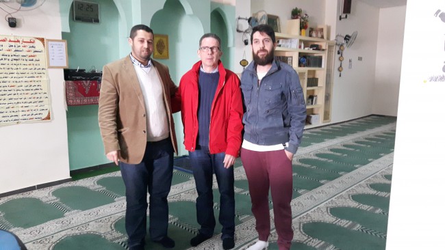 Carles Lopez  (centre) con Hassane Moutawakil manises comunidad islámica