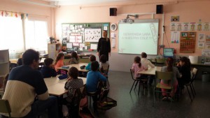 Lara Taylor visita colegio Barrio del Cristo