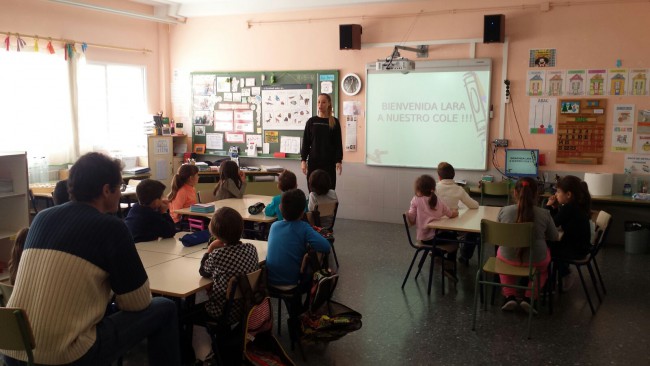 Lara Taylor visita colegio Barrio del Cristo