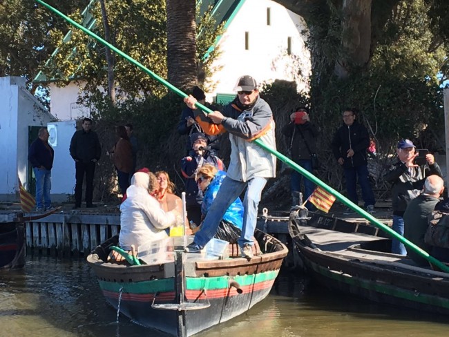 Alfafar realiza su paseo solidario en barca con motivo del Día de los Humedales