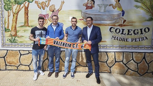 Valencia CF. Alcácer y Gayà visitan Escola Cor Blanquinegre de El Vedat