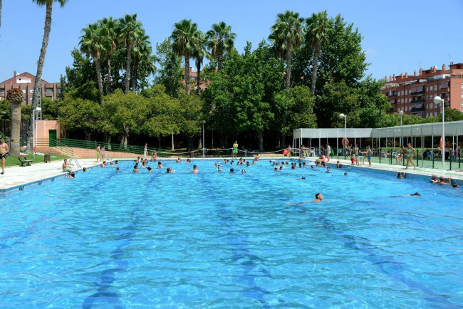 La rápida intervención de los socorristas de la piscina municipal de Paiporta evita que se ahogase un joven