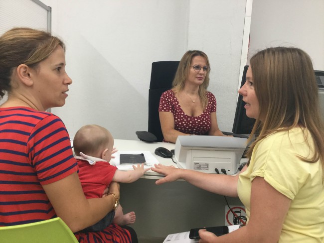 Más de 50 vecinos acuden al ayuntamiento de Paterna en el primer día del Cheque-Bebé