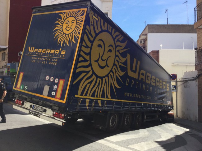 Paterna. camion bloqueado en el centro de paterna