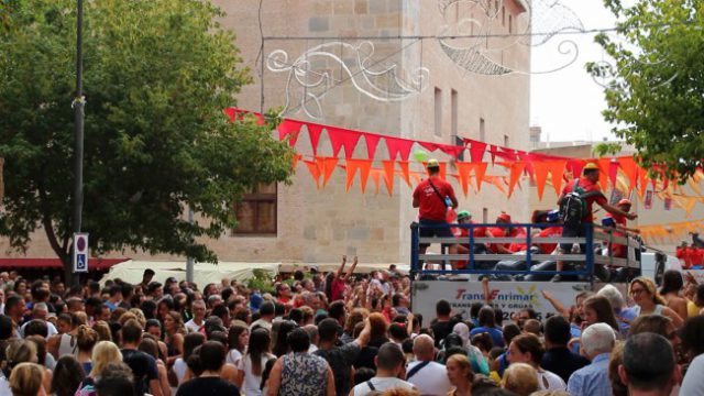 Alaquàs celebra la cabalgata de las Fiestas Mayores con la participación de diferentes colectivos y asociaciones