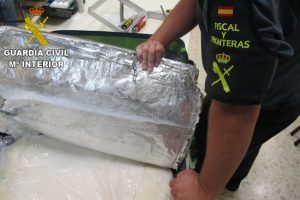 Guardia Civil. doble fondo maleta cocaína