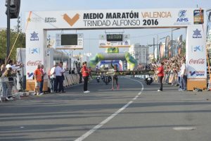 La atleta keniana Peres Jepchirchir bate el récord femenino del Medio Maraton de Valencia