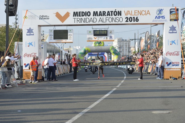La atleta keniana Peres Jepchirchir bate el récord femenino del Medio Maraton de Valencia