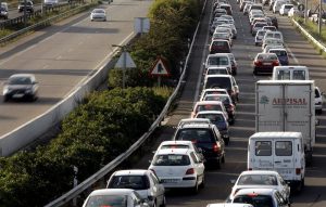 La lluvia provoca retenciones de hasta 9 kilómetros en las entradas de Valencia
