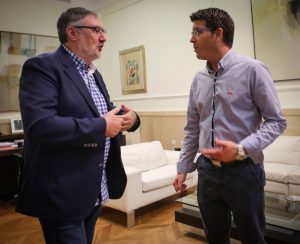 Julio Martínez, alcalde de Vinalesa, en una reunión con Jorge Rodríguez, presidente de la Diputación de Valencia.