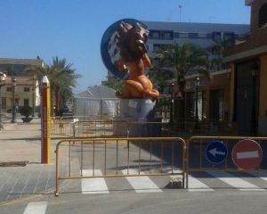 La Falla Albalat dels Sorells, sin quemar hasta el próximo sábado. Foto: Tomás Bataller.