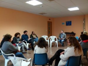 Vecinos y concejales intercambian opiniones en la primera asamblea abierta de Emperador
