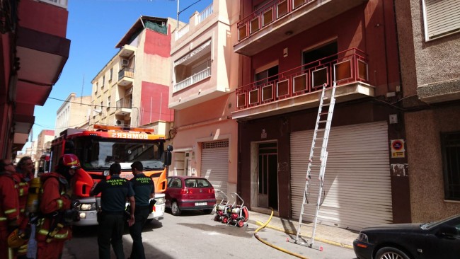 El incendio de una vivienda obliga a evacuar un colegio de Alfafar