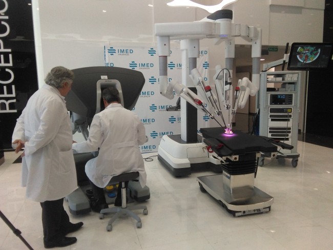 El hospital IMED de Burjassot incorpora un puntero robot que permite cirugías menos invasivas que con laparoscopia