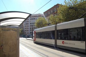 El tranvía, a su paso por el apeadero de Primado Reig, en València.