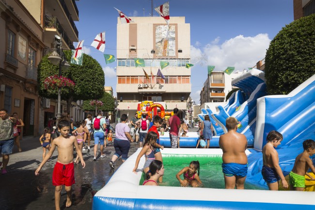 Juegos infantiles acuáticos en las fiestas de Mislata