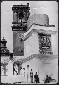 Primer pou d’aigua potable que tingué Alaquàs, inaugurat el 2 de maig de 1915. Darrere podem veure el reixat del pati del Convent, el campanar i la cúpula de la capella de Sant Francesc de Paula. Fotografia cedida per José Soler Lino