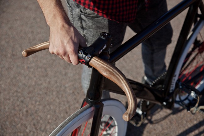 Moose diseña manillares de madera para bicicletas urbanas