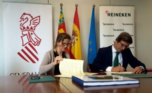 La consellera de Agricultura, Medio Ambiente, Cambio Climático y Desarrollo Rural, Elena Cebrián, firma el convenio marco de colaboración con el director de Relaciones Coorporativas de Heineken España, Jorge Paradela