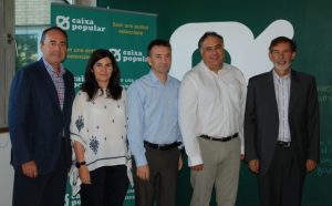 Emilio Sampedro y Rosendo Ortí, presidentes de FEVECTA y Caixa Popular, respectivamente, en la firma del convenio para impulsar el cooperativismo.