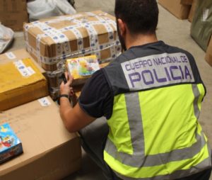 La Policía Nacional interviene más de 6.000 artículos falsos y detiene a dos personas en un polígono de Manises