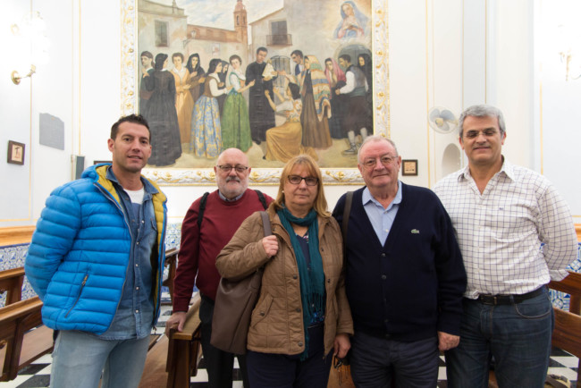 El fill de l’artista García Cordellat visita les obres pictòriques de son pare a l’Ermita de Picassent