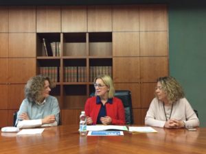 La portavoz del Partido Popular en la Diputación de Valencia, Mari Carmen Contelles, junto a la presidenta comarcal del PP en l’Horta Sud, Reme Avia y la portavoz del PP en Torrent, Amparo Folgado
