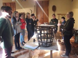 Vecinos y vecinas de l’Horta Sud aprenden a restaurar muebles en el Museu Comarcal
